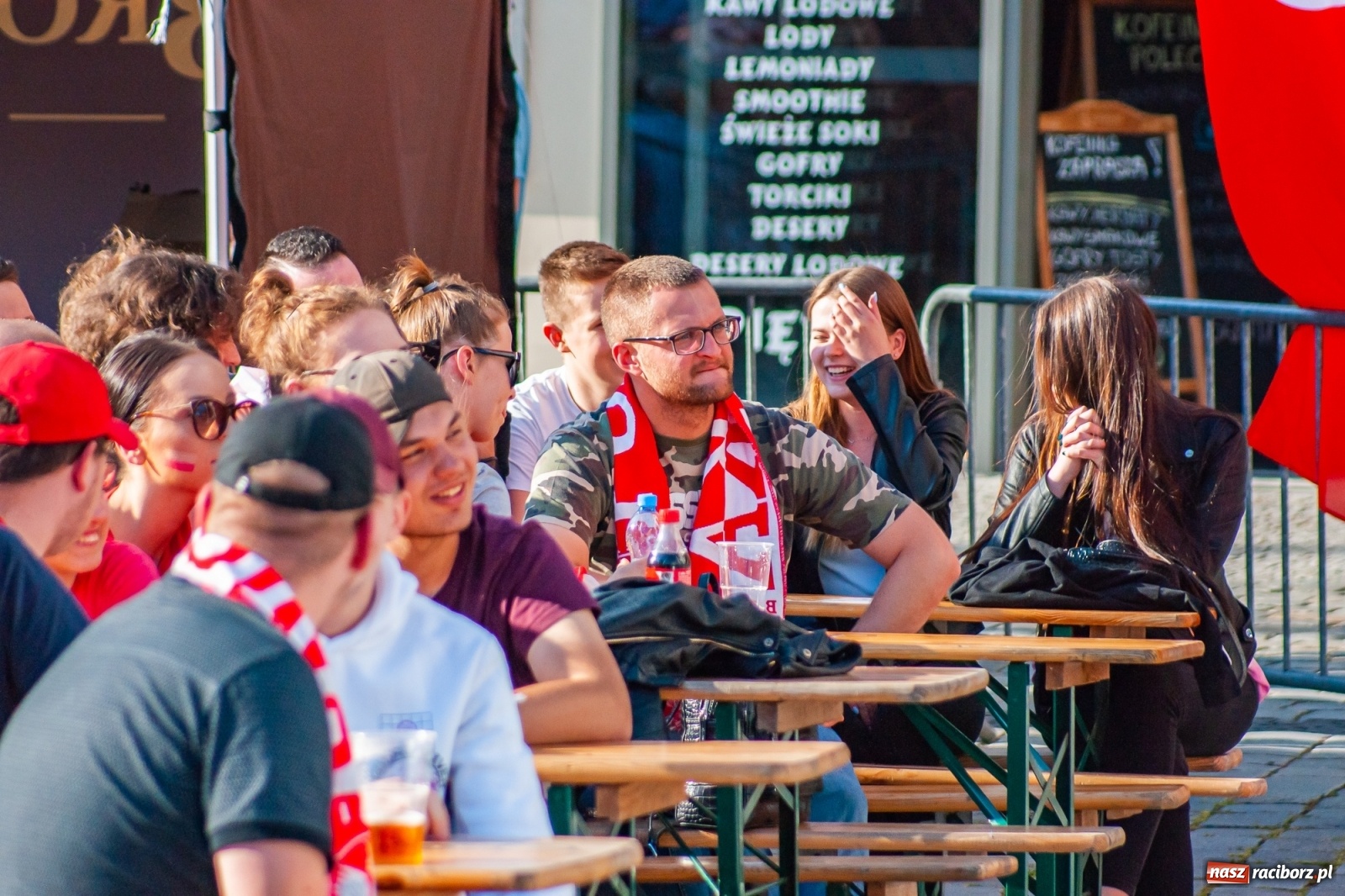 Zdjęcie w galerii na portalu naszraciborz.pl: Biało-czerwoni do przodu! Racibórz kibicuje [FOTO i WIDEO] wiadomości z regionu