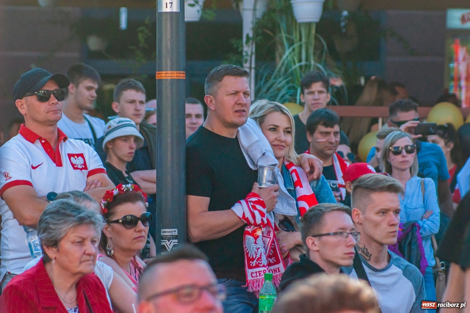 Zdjęcie w galerii na portalu naszraciborz.pl: Biało-czerwoni do przodu! Racibórz kibicuje [FOTO i WIDEO] wiadomości z regionu