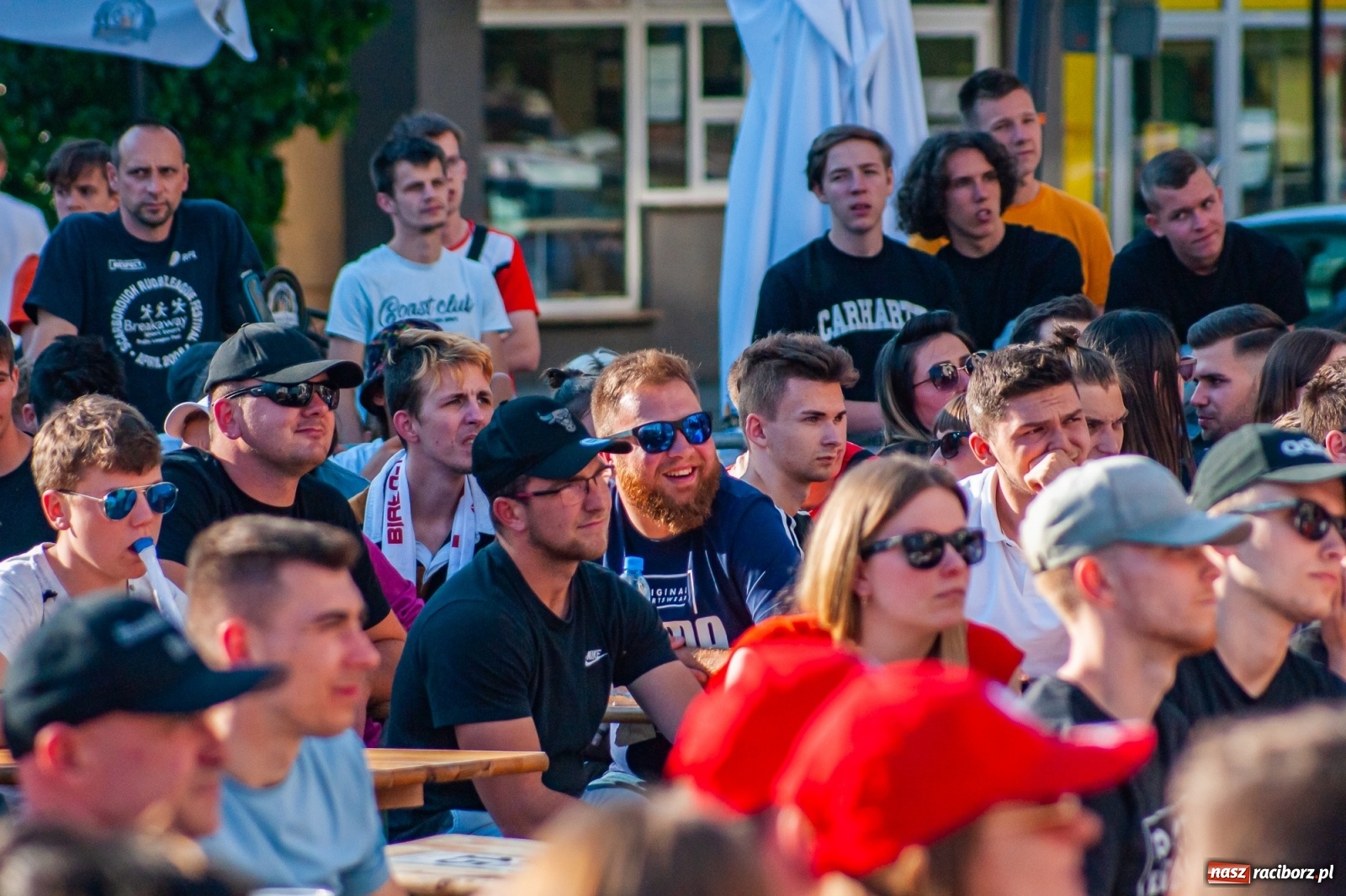 Zdjęcie w galerii na portalu naszraciborz.pl: Biało-czerwoni do przodu! Racibórz kibicuje [FOTO i WIDEO] wiadomości z regionu