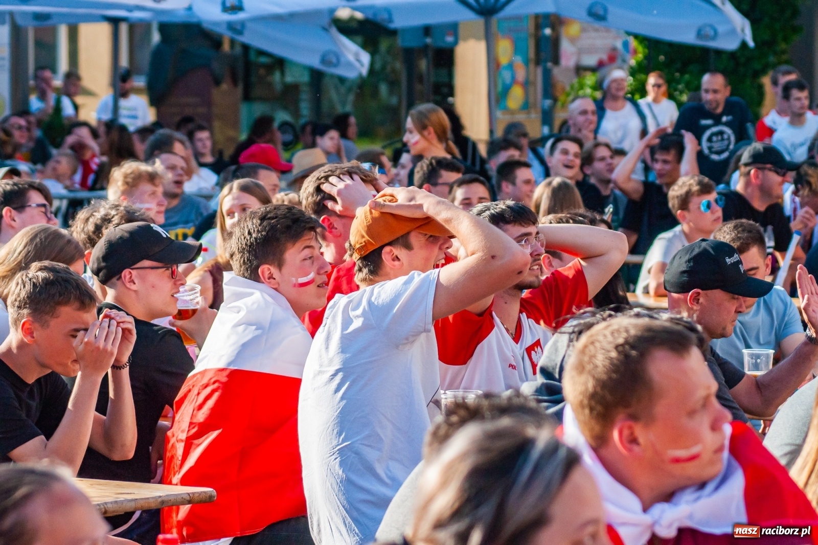 Zdjęcie w galerii na portalu naszraciborz.pl: Biało-czerwoni do przodu! Racibórz kibicuje [FOTO i WIDEO] wiadomości z regionu