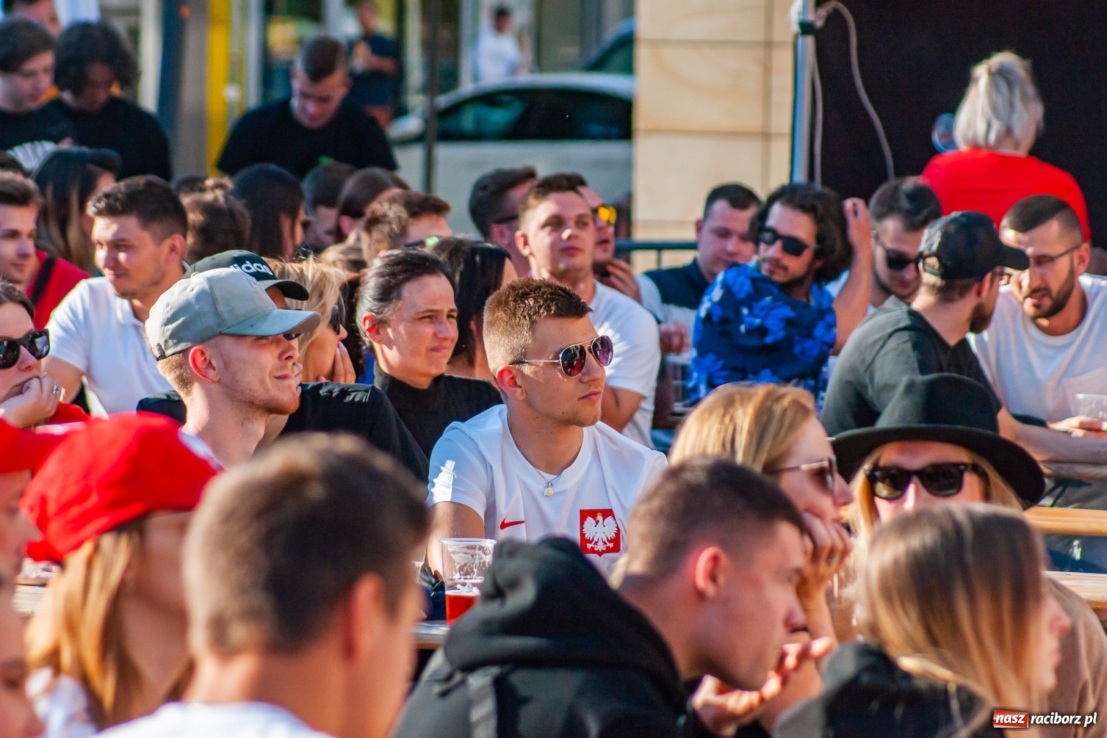 Zdjęcie w galerii na portalu naszraciborz.pl: Biało-czerwoni do przodu! Racibórz kibicuje [FOTO i WIDEO] wiadomości z regionu