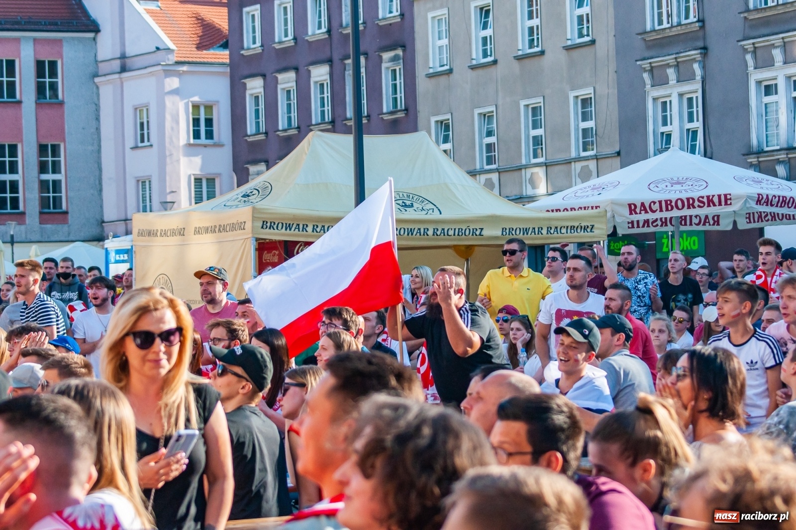 Zdjęcie w galerii na portalu naszraciborz.pl: Biało-czerwoni do przodu! Racibórz kibicuje [FOTO i WIDEO] wiadomości z regionu