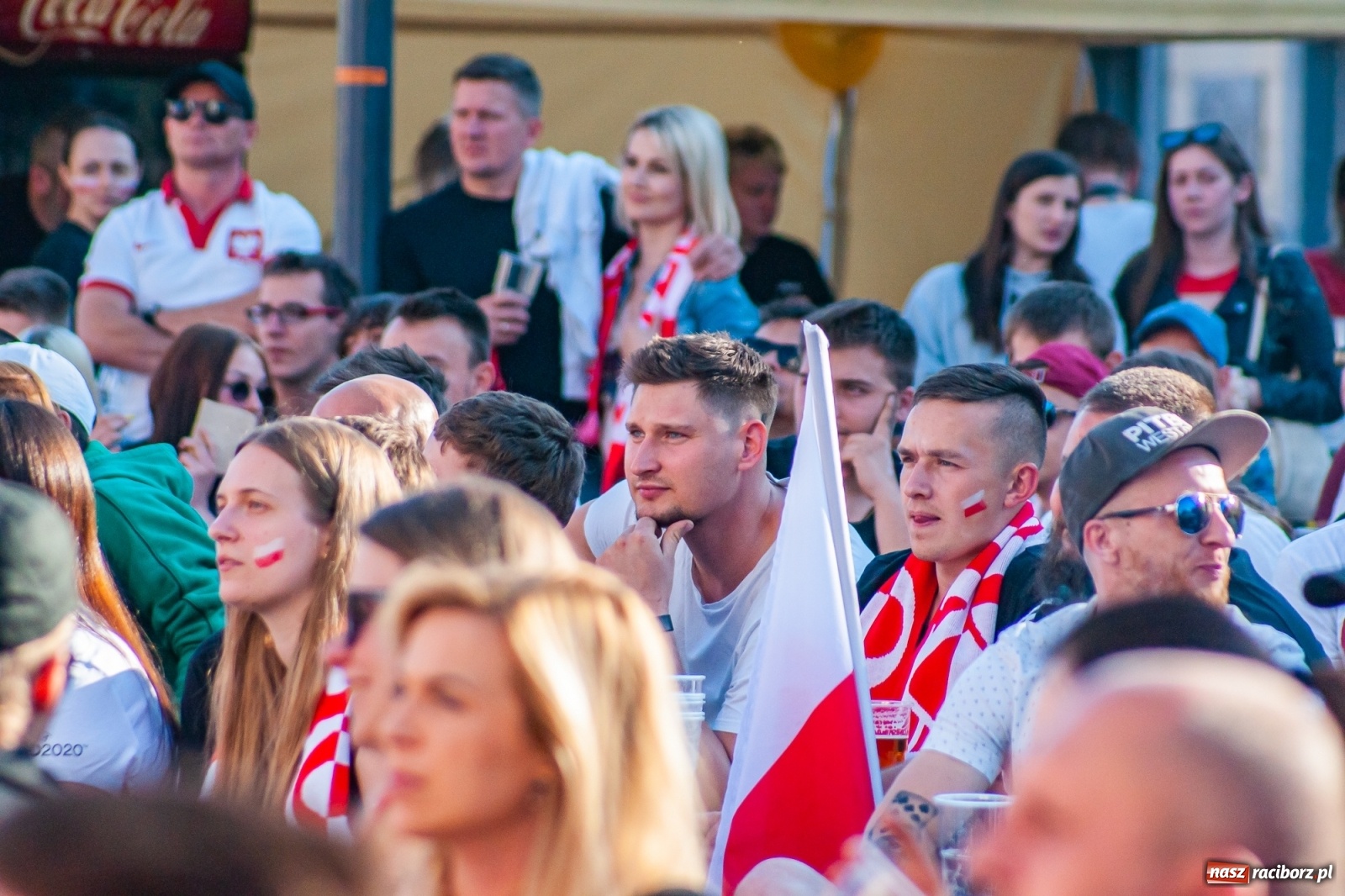 Zdjęcie w galerii na portalu naszraciborz.pl: Biało-czerwoni do przodu! Racibórz kibicuje [FOTO i WIDEO] wiadomości z regionu