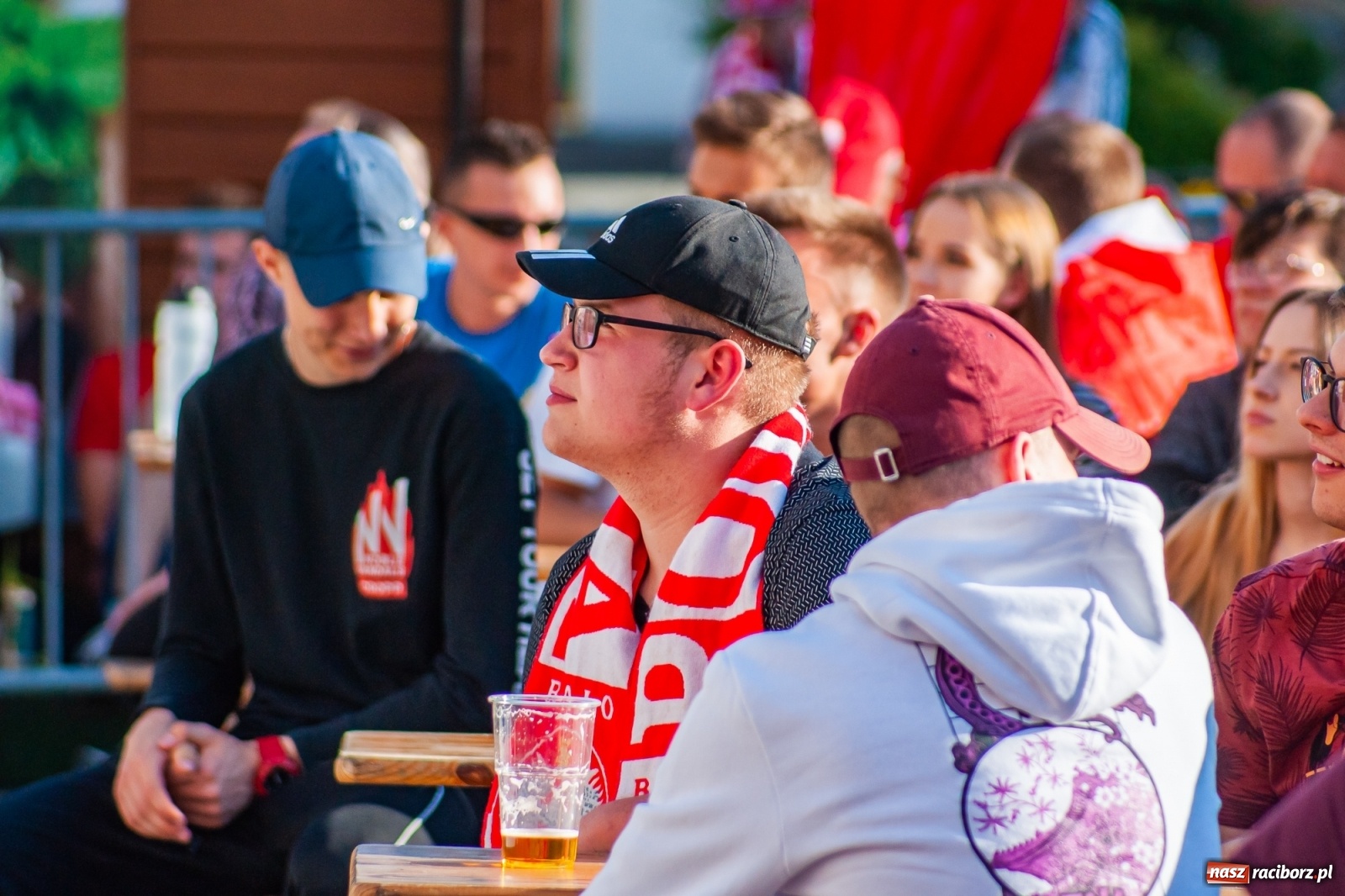 Zdjęcie w galerii na portalu naszraciborz.pl: Biało-czerwoni do przodu! Racibórz kibicuje [FOTO i WIDEO] wiadomości z regionu