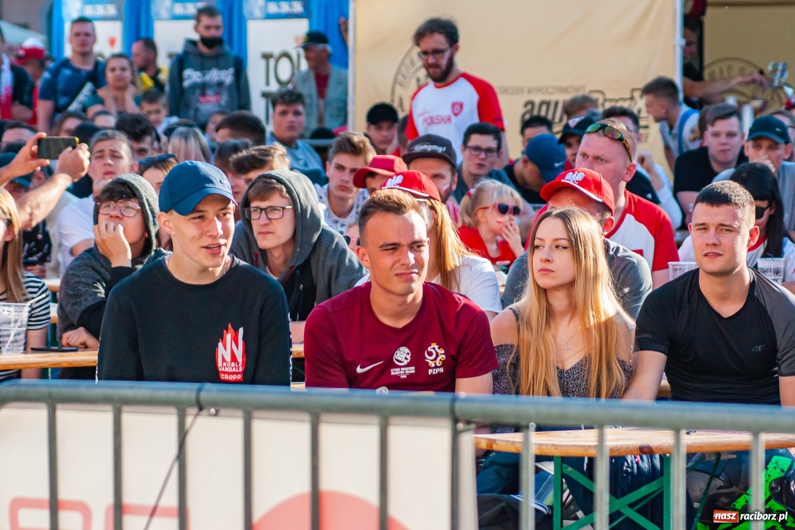 Zdjęcie w galerii na portalu naszraciborz.pl: Biało-czerwoni do przodu! Racibórz kibicuje [FOTO i WIDEO] wiadomości z regionu