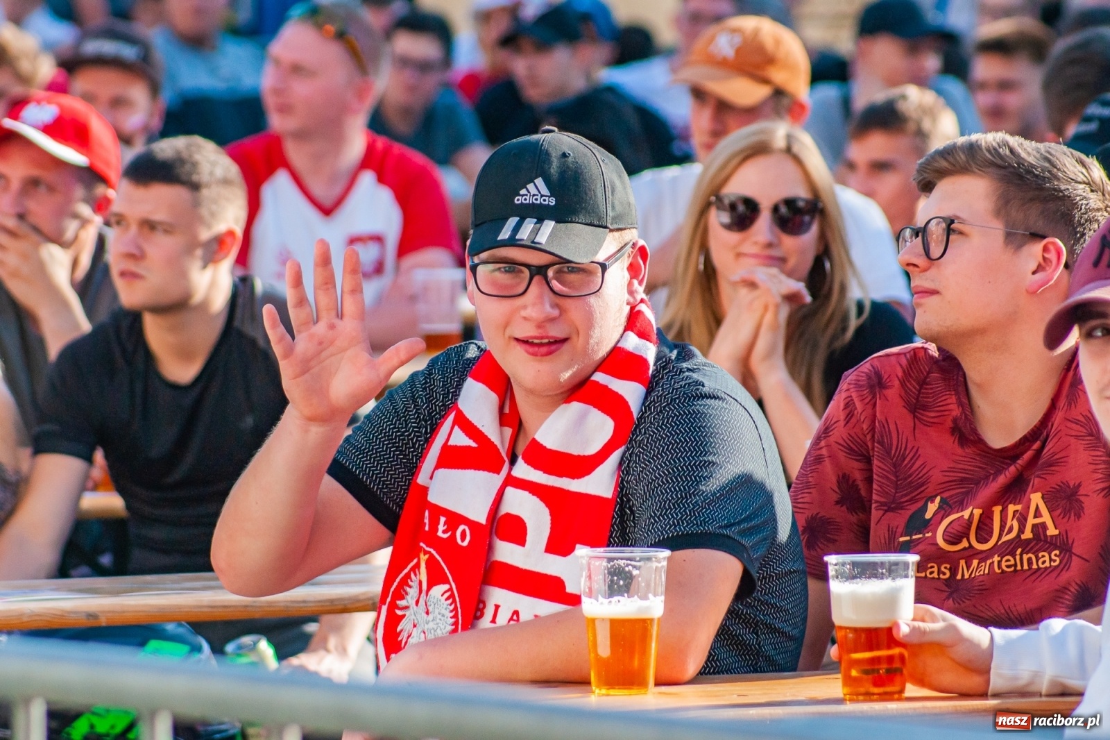 Zdjęcie w galerii na portalu naszraciborz.pl: Biało-czerwoni do przodu! Racibórz kibicuje [FOTO i WIDEO] wiadomości z regionu