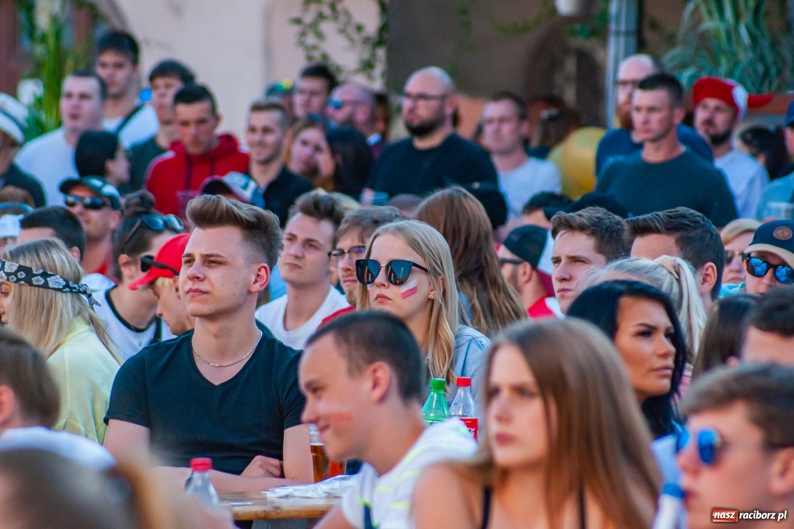 Zdjęcie w galerii na portalu naszraciborz.pl: Biało-czerwoni do przodu! Racibórz kibicuje [FOTO i WIDEO] wiadomości z regionu