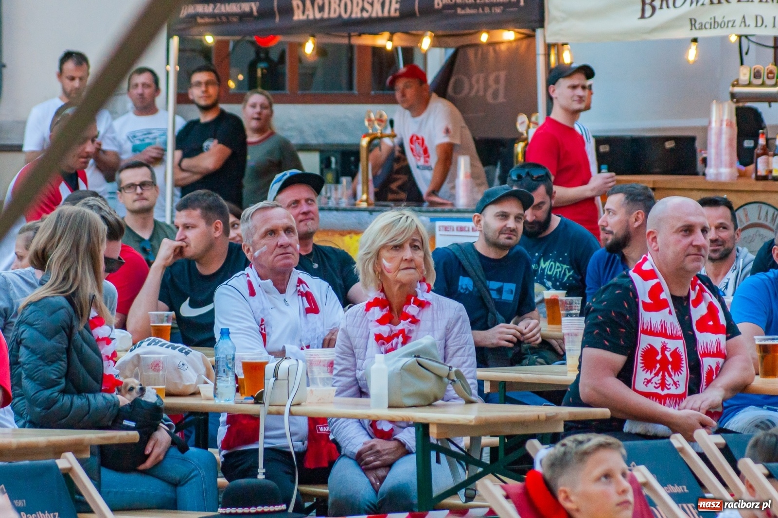 Zdjęcie w galerii na portalu naszraciborz.pl: Biało-czerwoni do przodu! Racibórz kibicuje [FOTO i WIDEO] wiadomości z regionu