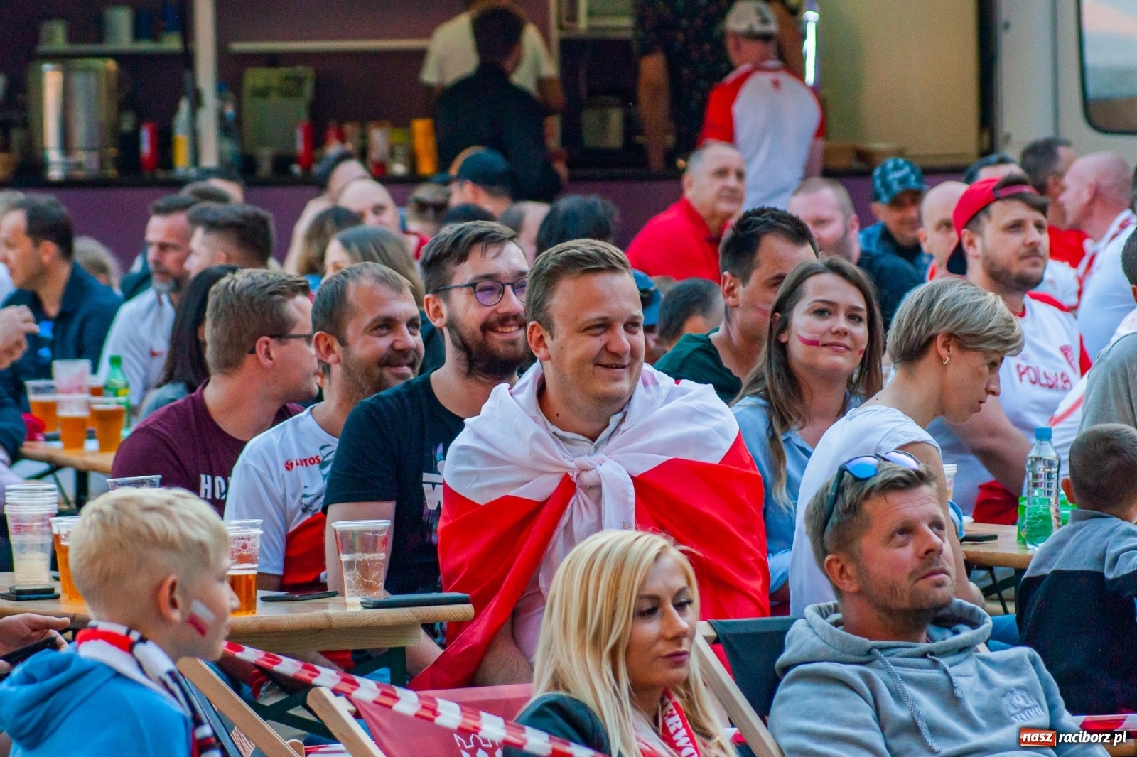 Zdjęcie w galerii na portalu naszraciborz.pl: Biało-czerwoni do przodu! Racibórz kibicuje [FOTO i WIDEO] wiadomości z regionu