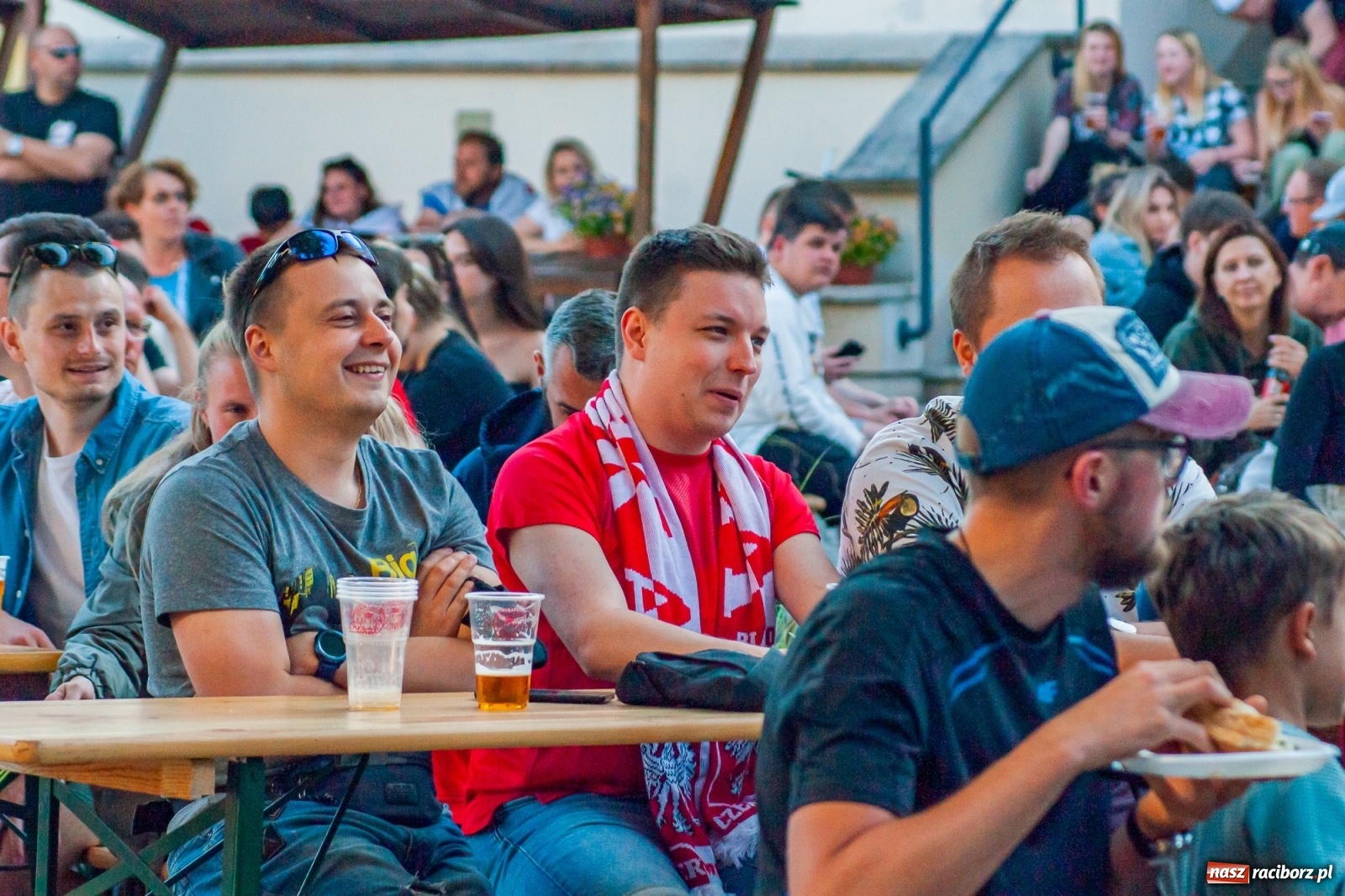 Zdjęcie w galerii na portalu naszraciborz.pl: Biało-czerwoni do przodu! Racibórz kibicuje [FOTO i WIDEO] wiadomości z regionu