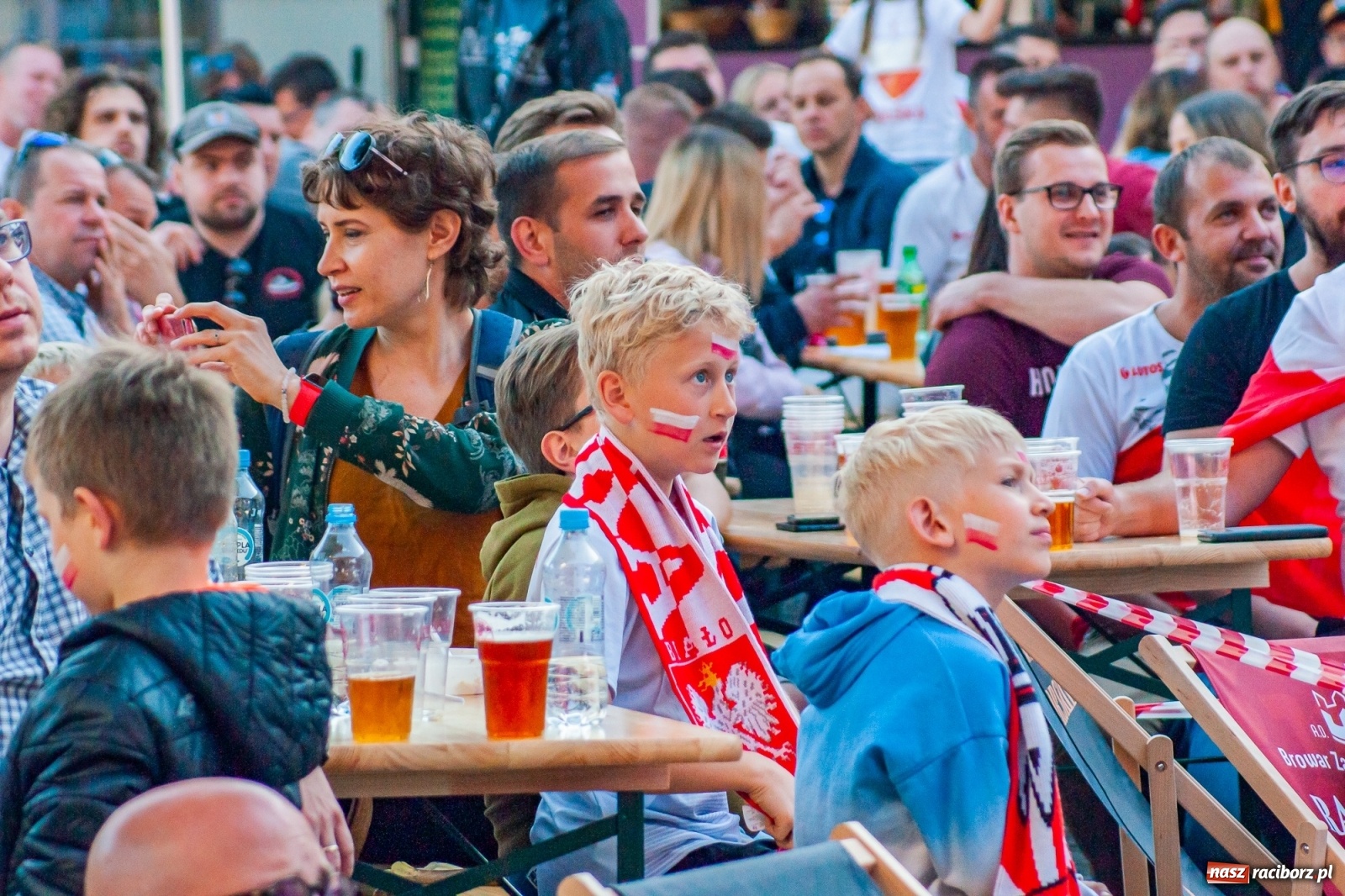 Zdjęcie w galerii na portalu naszraciborz.pl: Biało-czerwoni do przodu! Racibórz kibicuje [FOTO i WIDEO] wiadomości z regionu