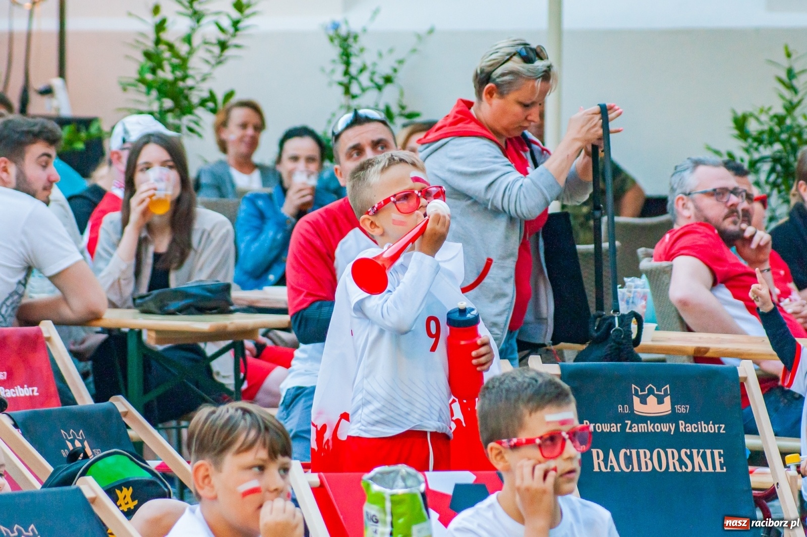 Zdjęcie w galerii na portalu naszraciborz.pl: Biało-czerwoni do przodu! Racibórz kibicuje [FOTO i WIDEO] wiadomości z regionu