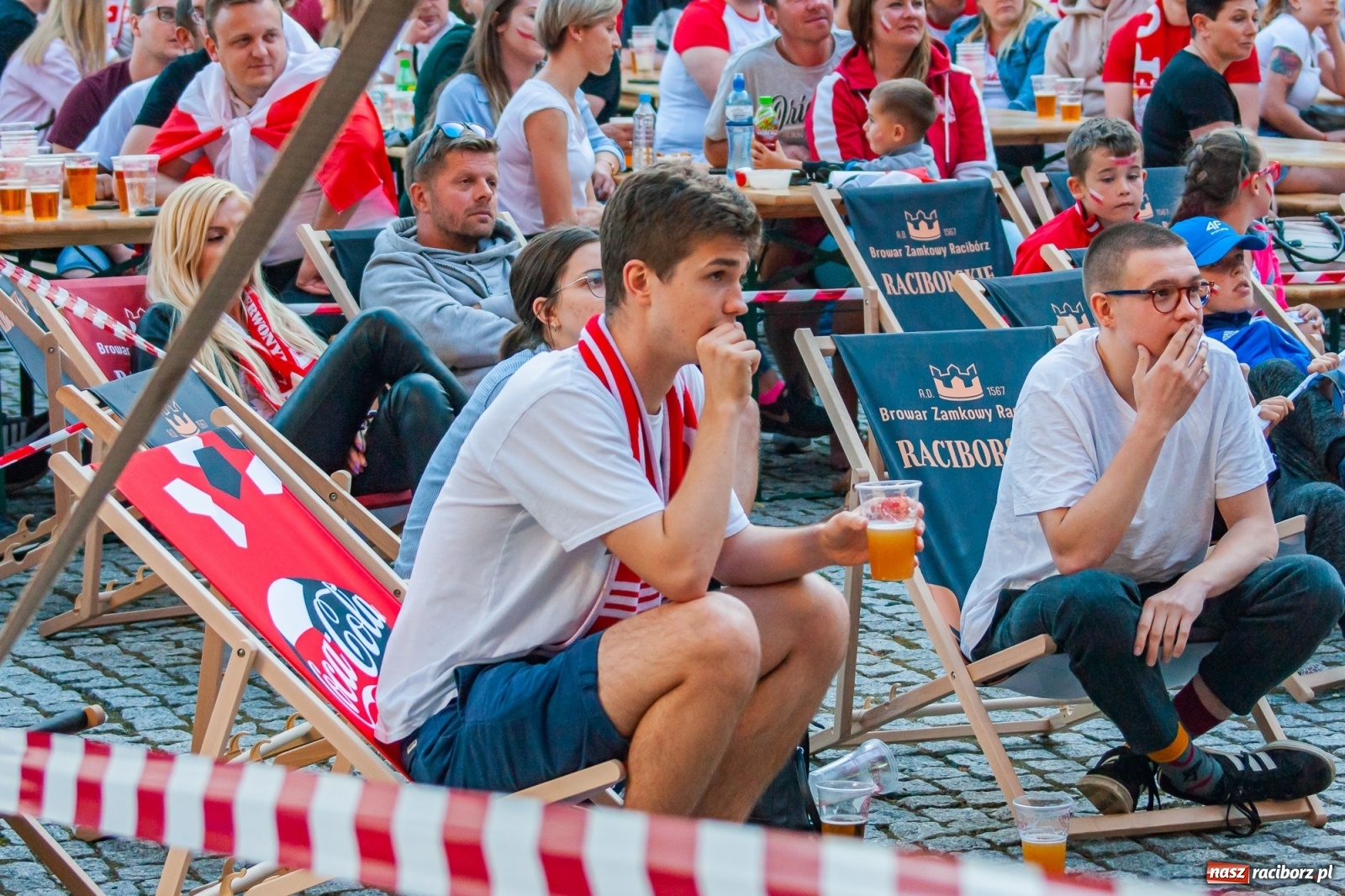 Zdjęcie w galerii na portalu naszraciborz.pl: Biało-czerwoni do przodu! Racibórz kibicuje [FOTO i WIDEO] wiadomości z regionu