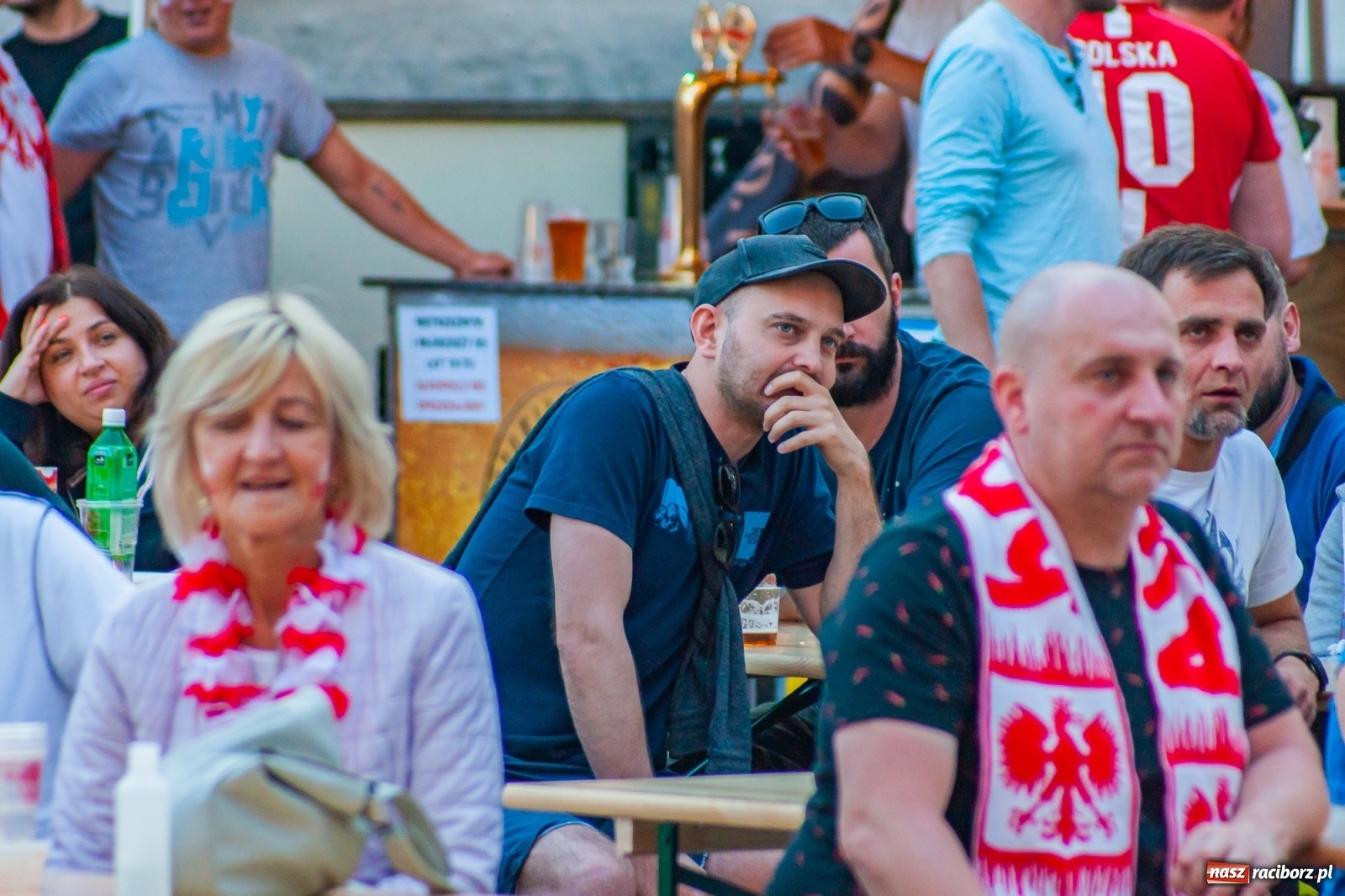 Zdjęcie w galerii na portalu naszraciborz.pl: Biało-czerwoni do przodu! Racibórz kibicuje [FOTO i WIDEO] wiadomości z regionu