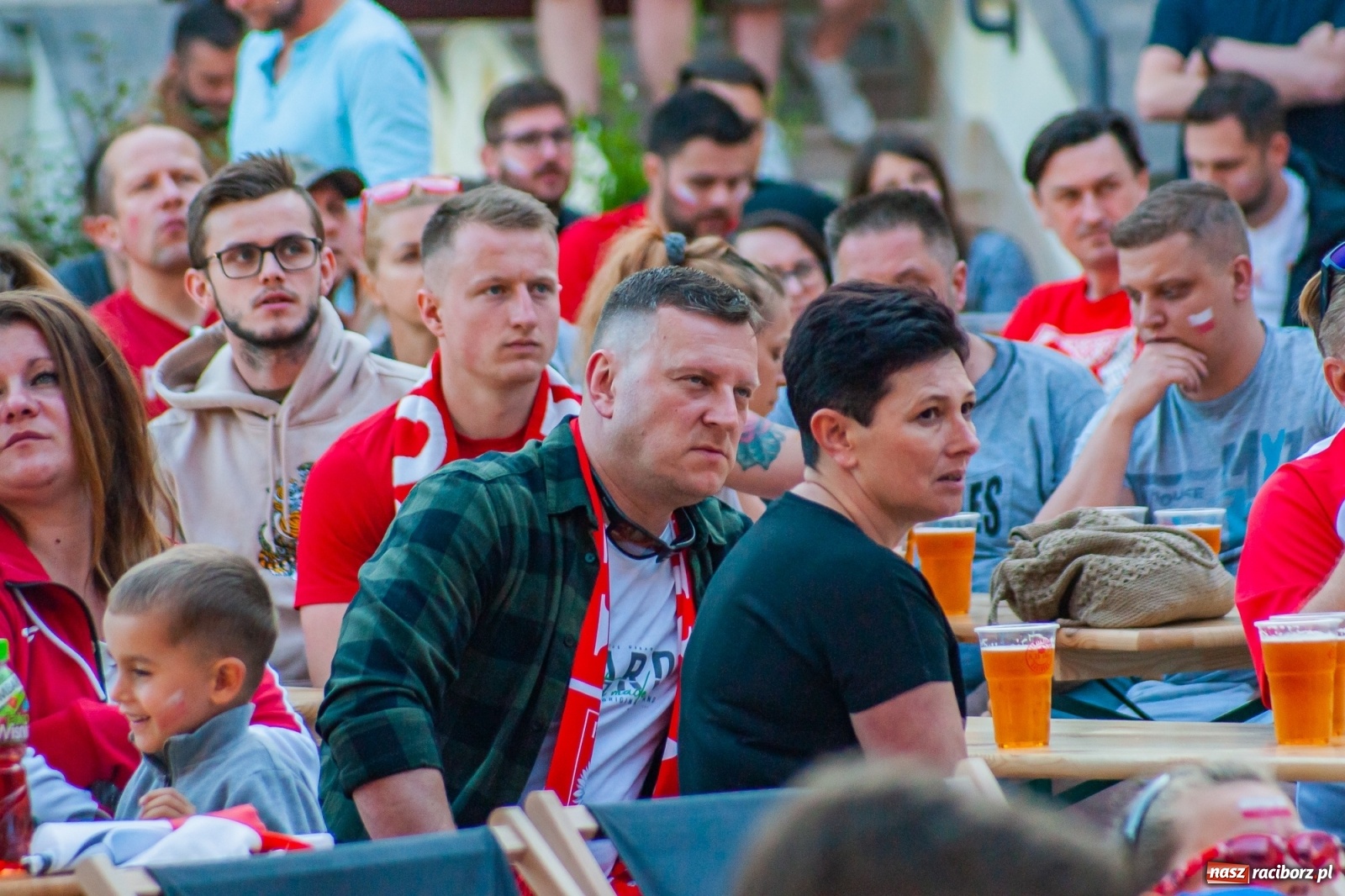 Zdjęcie w galerii na portalu naszraciborz.pl: Biało-czerwoni do przodu! Racibórz kibicuje [FOTO i WIDEO] wiadomości z regionu