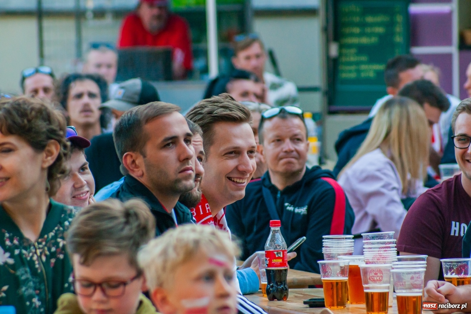 Zdjęcie w galerii na portalu naszraciborz.pl: Biało-czerwoni do przodu! Racibórz kibicuje [FOTO i WIDEO] wiadomości z regionu