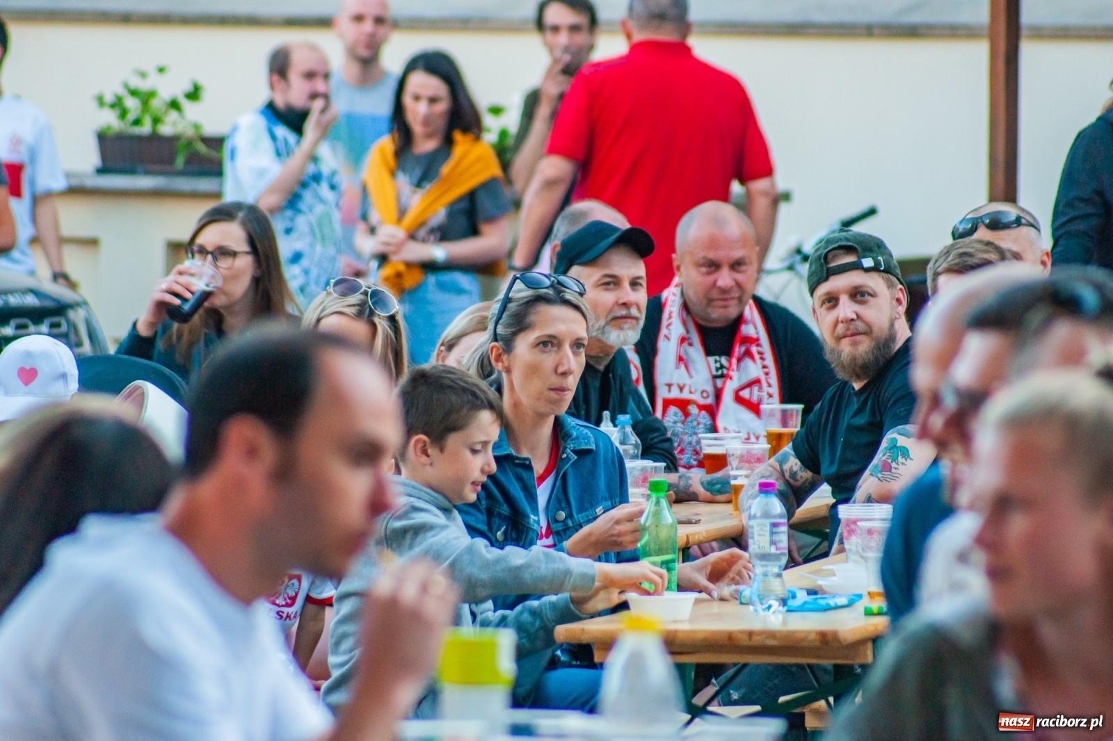 Zdjęcie w galerii na portalu naszraciborz.pl: Biało-czerwoni do przodu! Racibórz kibicuje [FOTO i WIDEO] wiadomości z regionu