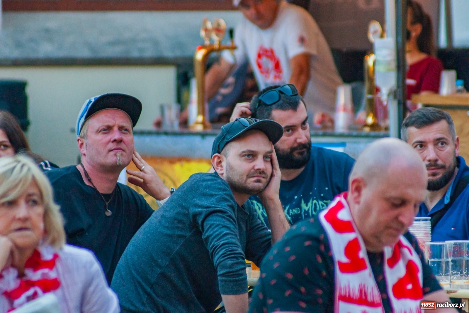 Zdjęcie w galerii na portalu naszraciborz.pl: Biało-czerwoni do przodu! Racibórz kibicuje [FOTO i WIDEO] wiadomości z regionu