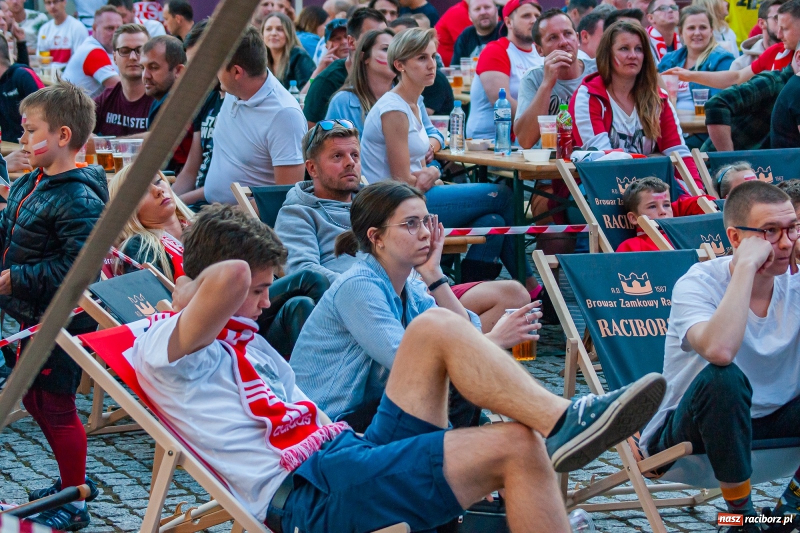 Zdjęcie w galerii na portalu naszraciborz.pl: Biało-czerwoni do przodu! Racibórz kibicuje [FOTO i WIDEO] wiadomości z regionu