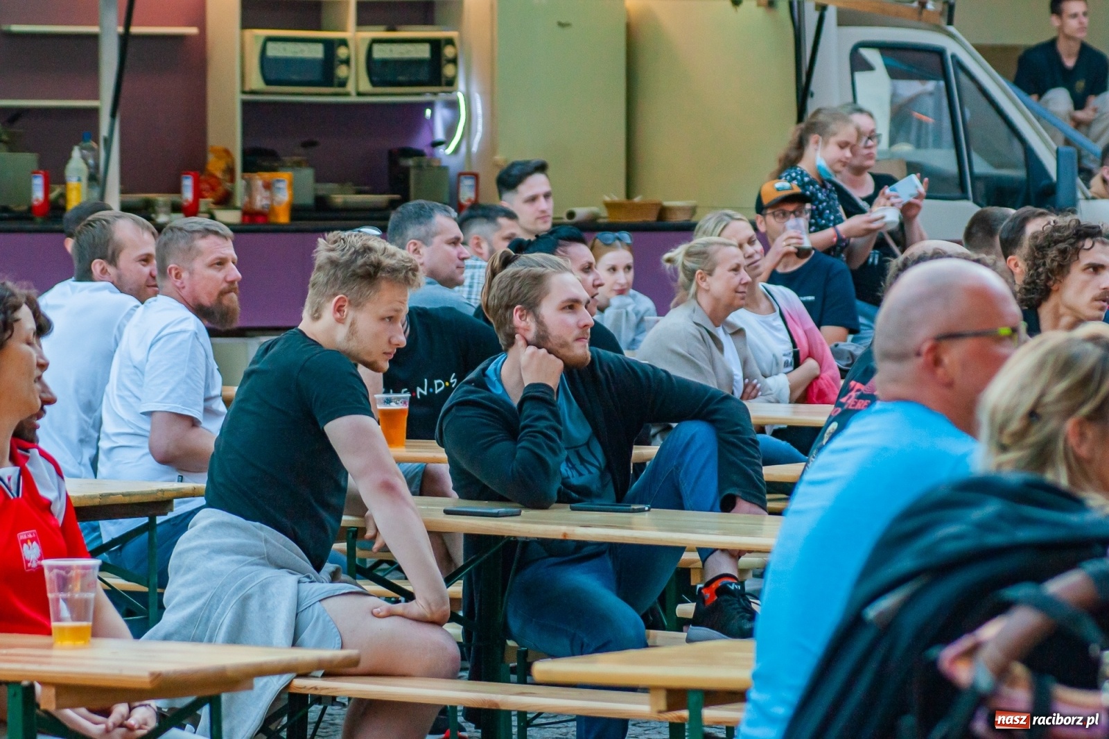 Zdjęcie w galerii na portalu naszraciborz.pl: Biało-czerwoni do przodu! Racibórz kibicuje [FOTO i WIDEO] wiadomości z regionu