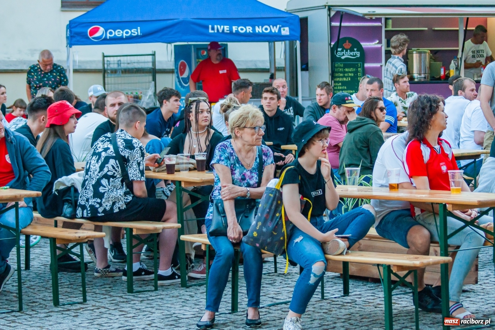 Zdjęcie w galerii na portalu naszraciborz.pl: Biało-czerwoni do przodu! Racibórz kibicuje [FOTO i WIDEO] wiadomości z regionu