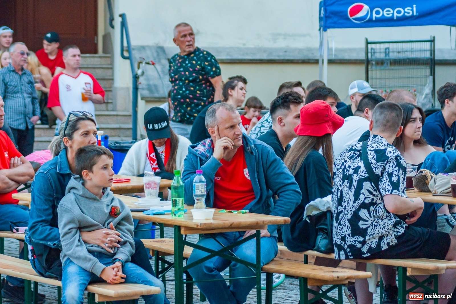 Zdjęcie w galerii na portalu naszraciborz.pl: Biało-czerwoni do przodu! Racibórz kibicuje [FOTO i WIDEO] wiadomości z regionu