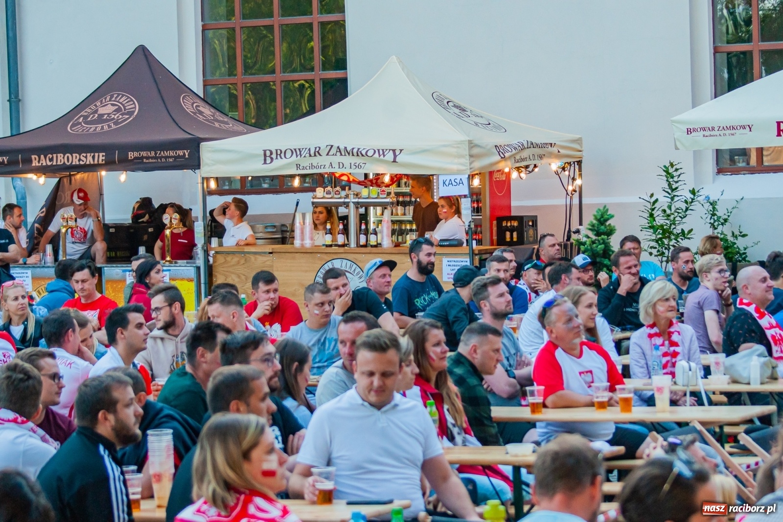 Zdjęcie w galerii na portalu naszraciborz.pl: Biało-czerwoni do przodu! Racibórz kibicuje [FOTO i WIDEO] wiadomości z regionu