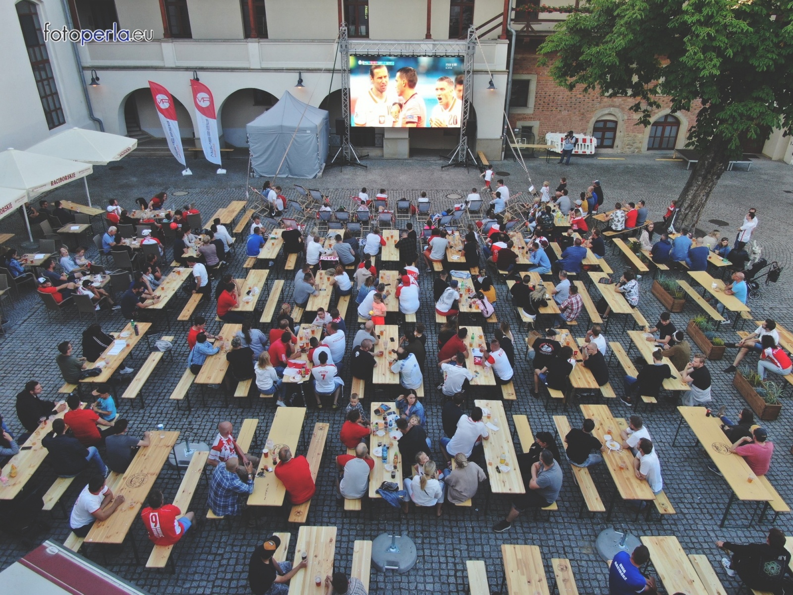 Zdjęcie w galerii na portalu naszraciborz.pl: Raciborskie strefy kibica wzorowe. O wynik nie pytajcie! [FOTO Z DRONA] wiadomości z regionu