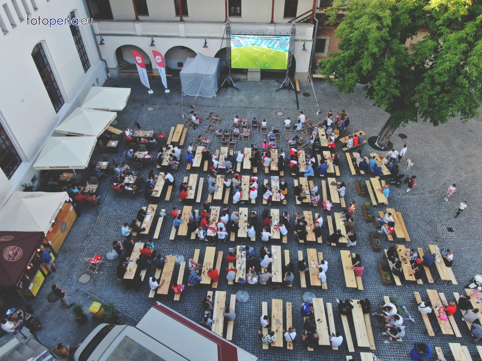 Zdjęcie w galerii na portalu naszraciborz.pl: Raciborskie strefy kibica wzorowe. O wynik nie pytajcie! [FOTO Z DRONA] wiadomości z regionu