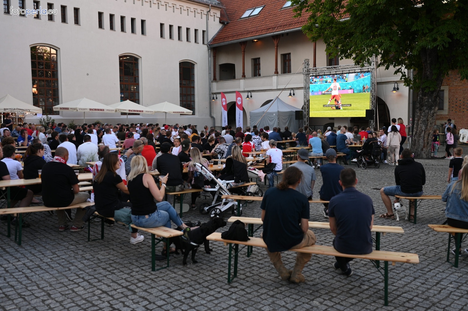 Zdjęcie w galerii na portalu naszraciborz.pl: Raciborskie strefy kibica wzorowe. O wynik nie pytajcie! [FOTO Z DRONA] wiadomości z regionu