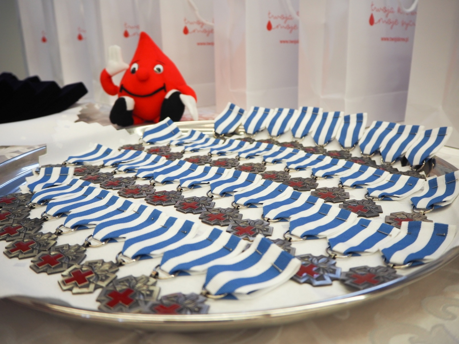 Zdjęcie w galerii na portalu naszraciborz.pl: Światowy Dzień Krwiodawcy. Honorowi dawcy odebrali odznaczenia wiadomości z regionu