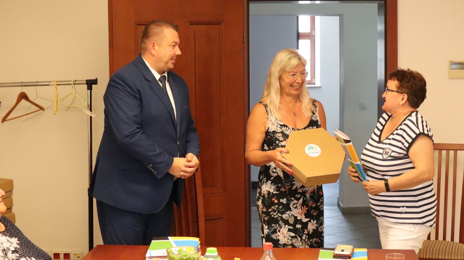 Zdjęcie w galerii na portalu naszraciborz.pl: Raciborskie gospodynie z gratulacjami od starosty wiadomości z regionu