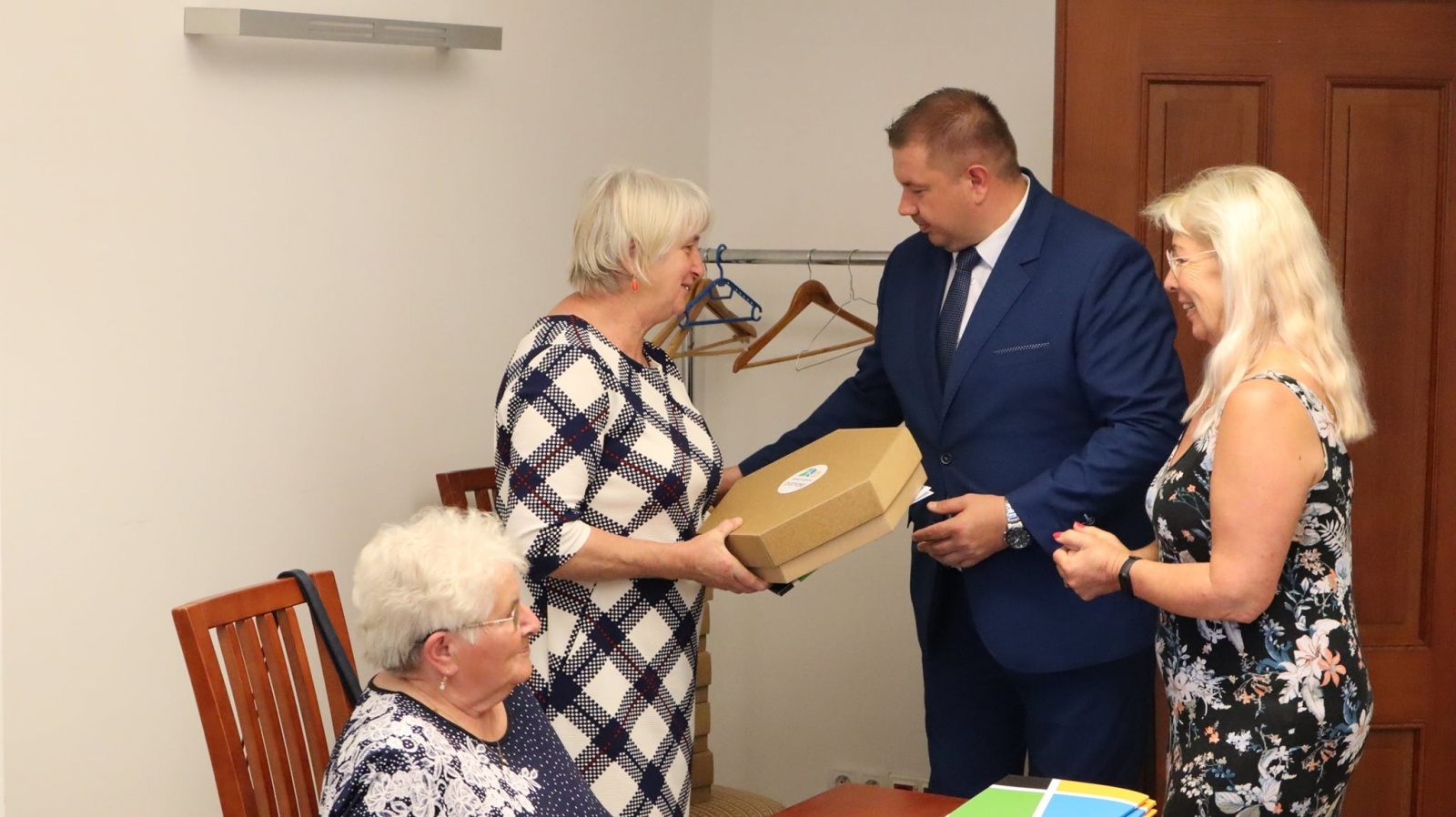 Zdjęcie w galerii na portalu naszraciborz.pl: Raciborskie gospodynie z gratulacjami od starosty wiadomości z regionu