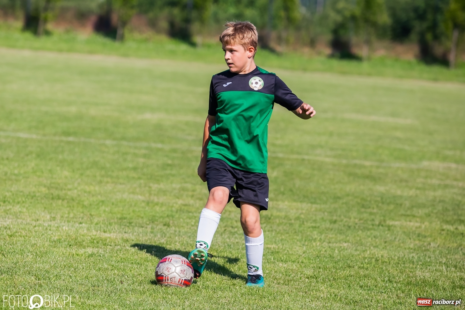 Zdjęcie w galerii na portalu naszraciborz.pl: Piłkarska walka przy Srebrnej. Stawką udział w Silesia Cup [FOTO] wiadomości z regionu