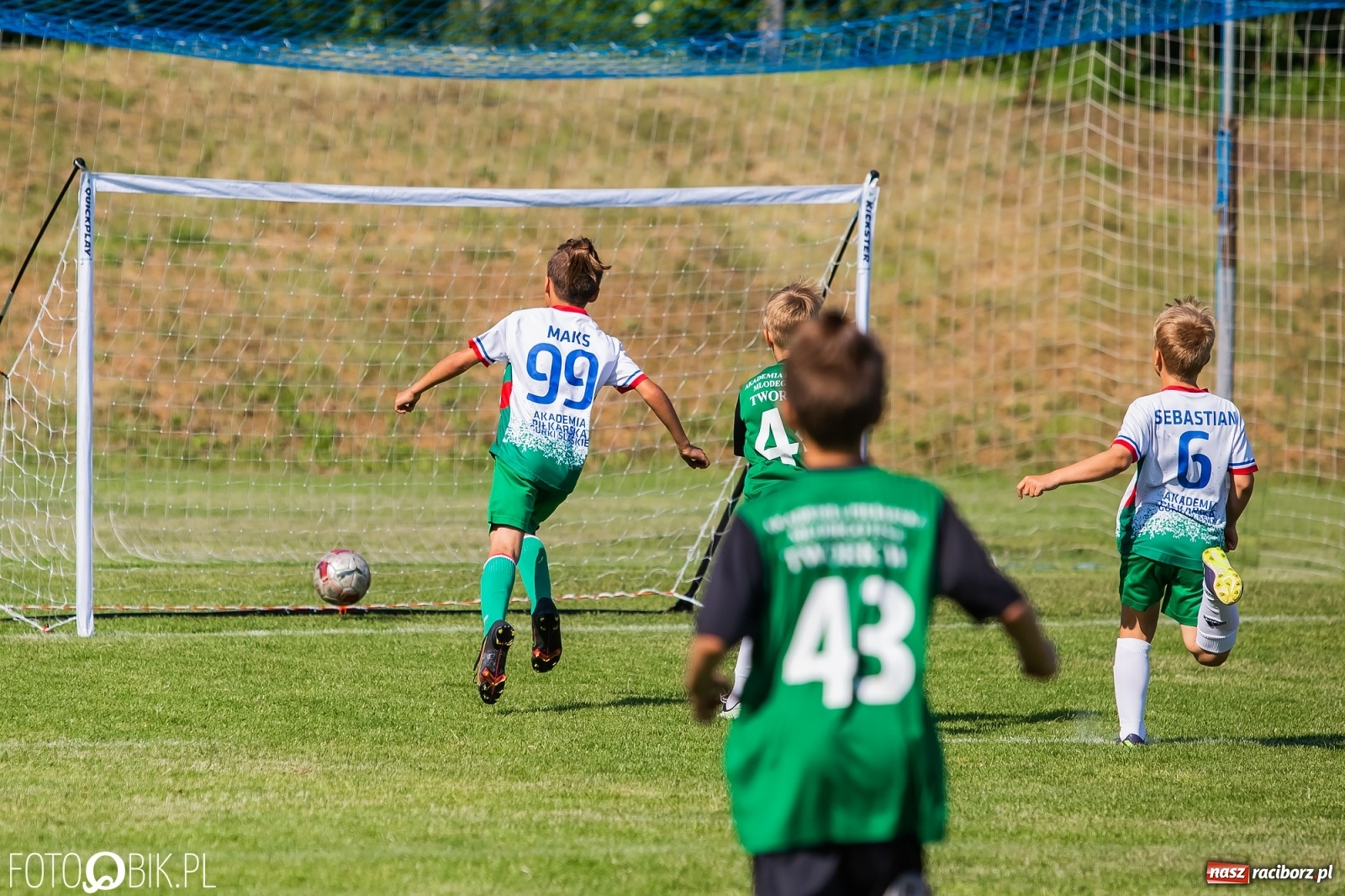 Zdjęcie w galerii na portalu naszraciborz.pl: Piłkarska walka przy Srebrnej. Stawką udział w Silesia Cup [FOTO] wiadomości z regionu