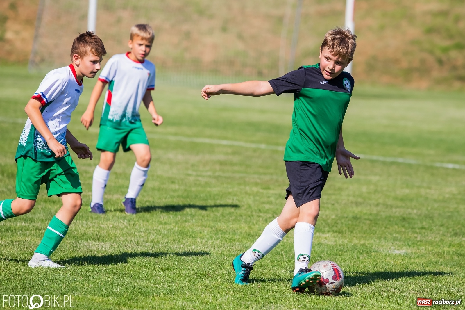 Zdjęcie w galerii na portalu naszraciborz.pl: Piłkarska walka przy Srebrnej. Stawką udział w Silesia Cup [FOTO] wiadomości z regionu