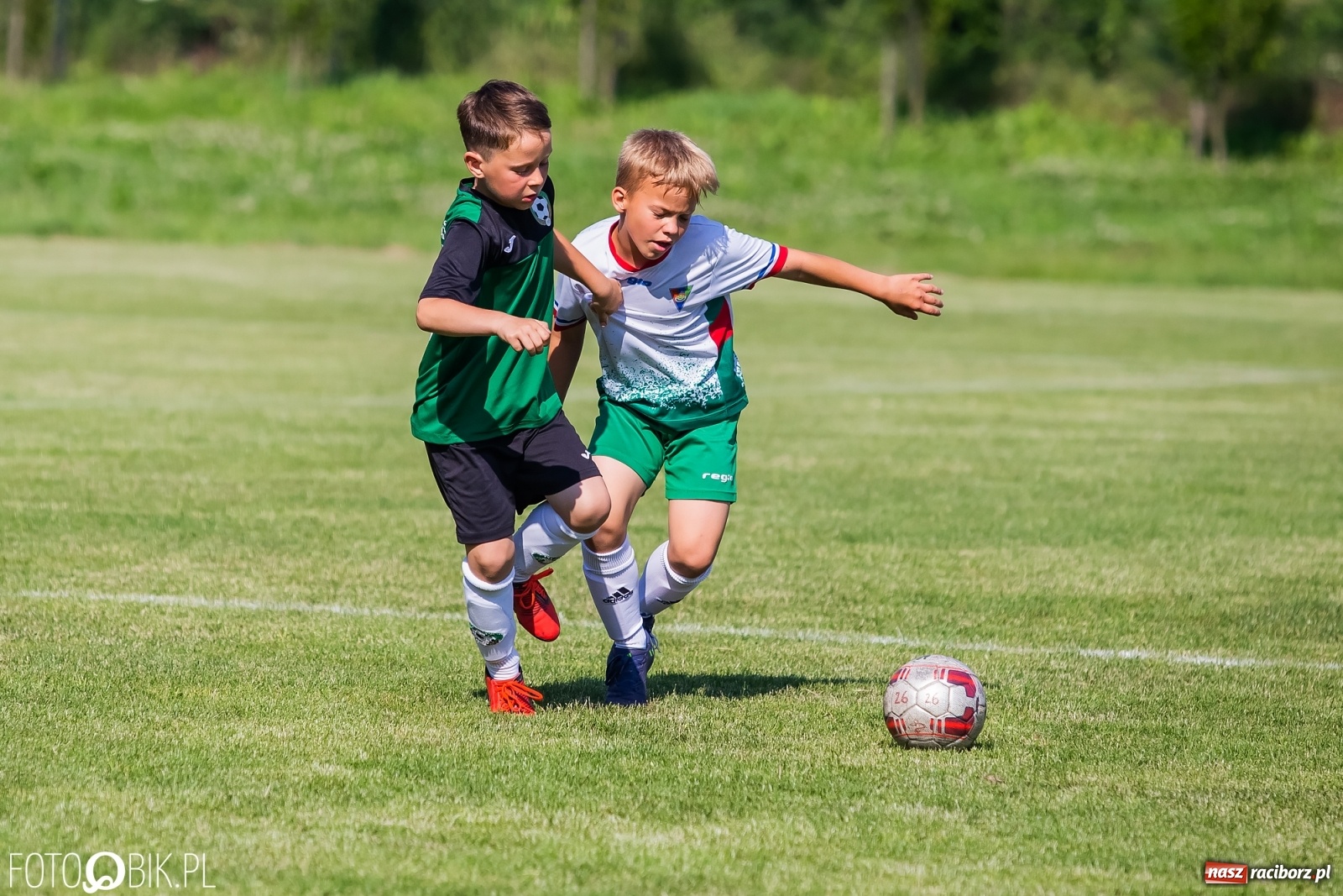 Zdjęcie w galerii na portalu naszraciborz.pl: Piłkarska walka przy Srebrnej. Stawką udział w Silesia Cup [FOTO] wiadomości z regionu