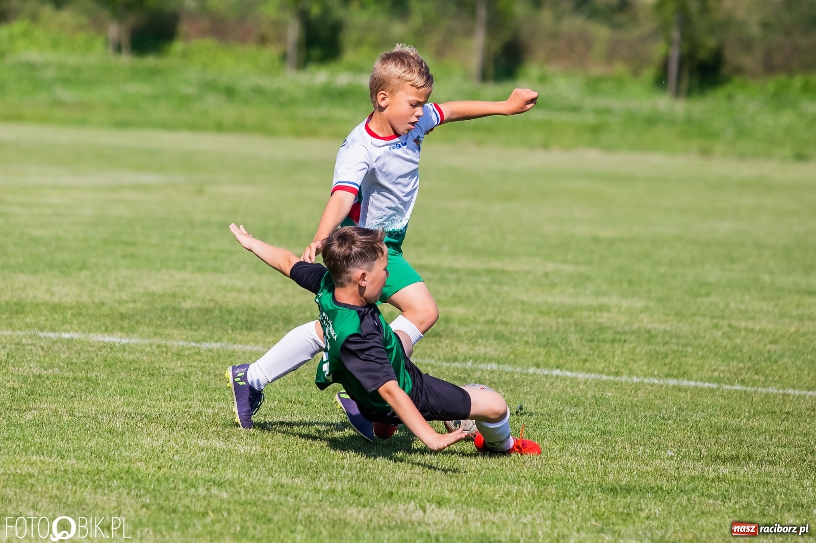 Zdjęcie w galerii na portalu naszraciborz.pl: Piłkarska walka przy Srebrnej. Stawką udział w Silesia Cup [FOTO] wiadomości z regionu