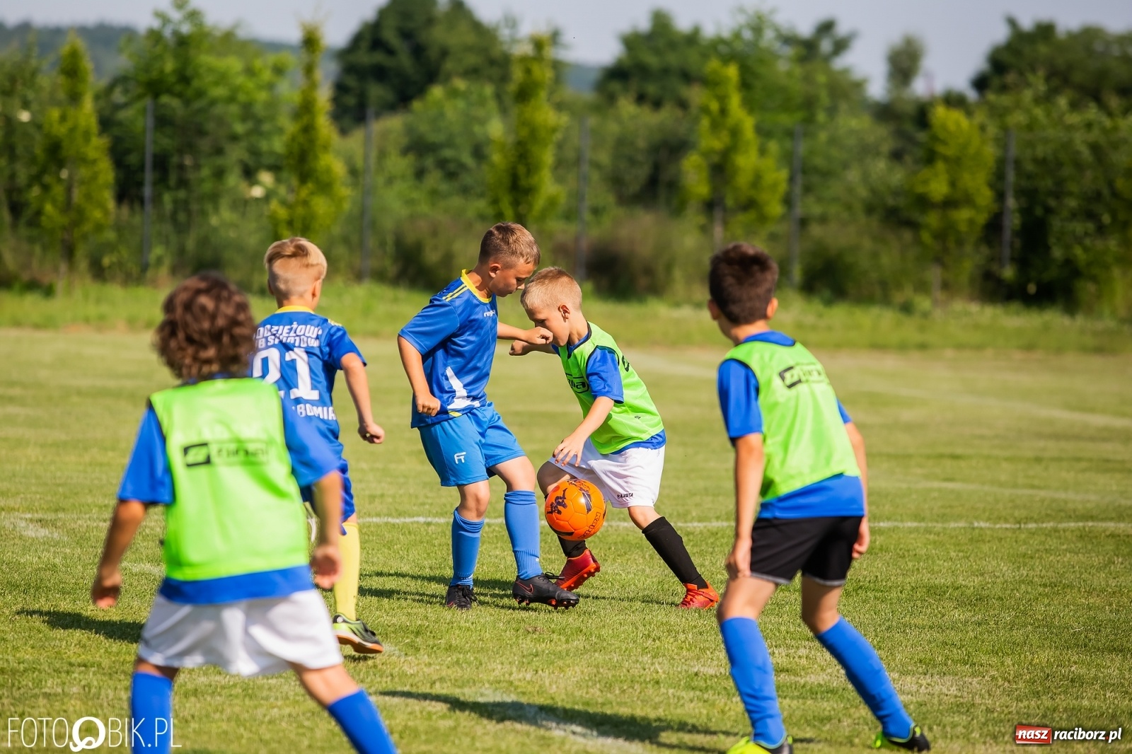 Zdjęcie w galerii na portalu naszraciborz.pl: Piłkarska walka przy Srebrnej. Stawką udział w Silesia Cup [FOTO] wiadomości z regionu