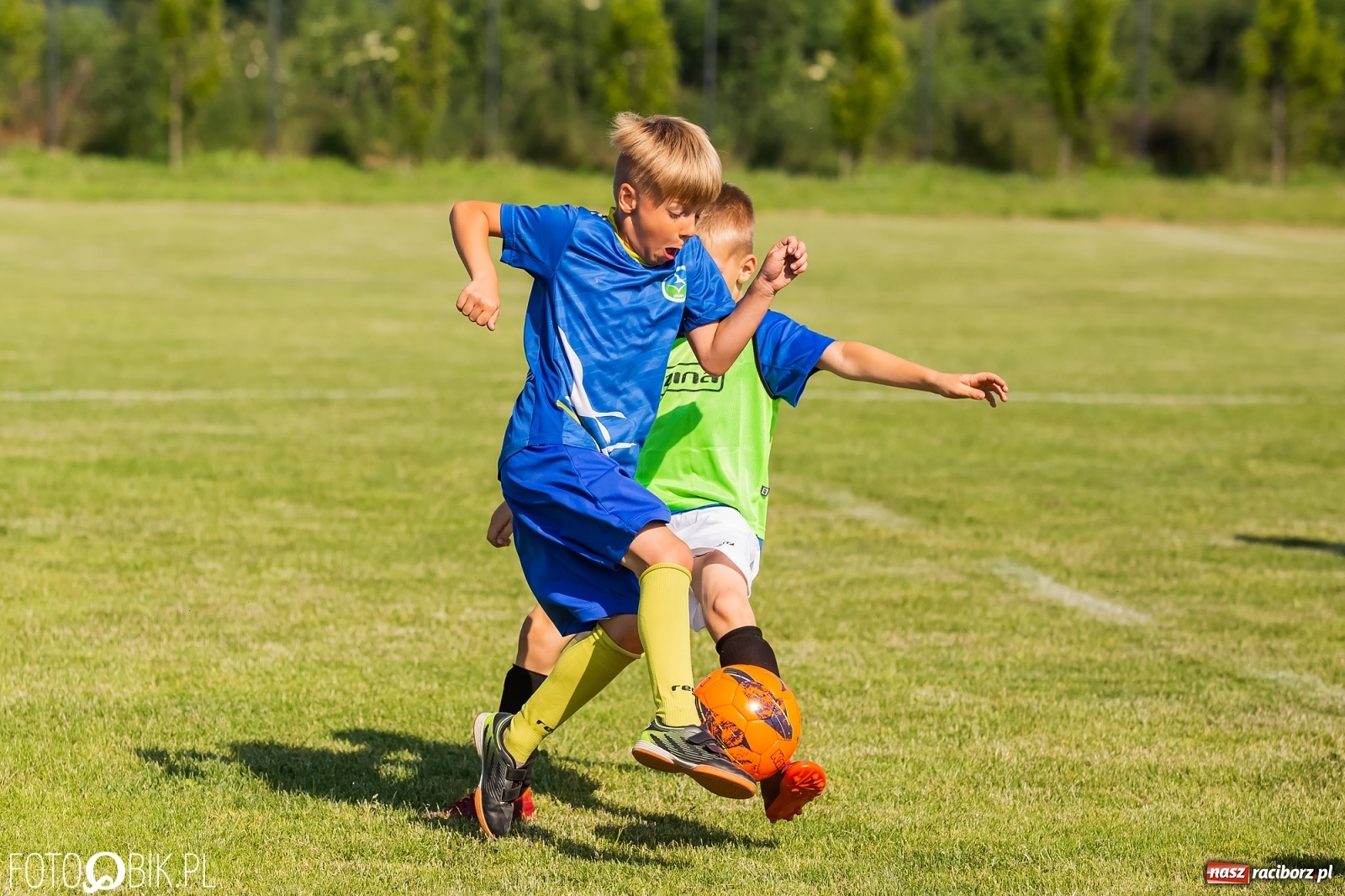 Zdjęcie w galerii na portalu naszraciborz.pl: Piłkarska walka przy Srebrnej. Stawką udział w Silesia Cup [FOTO] wiadomości z regionu