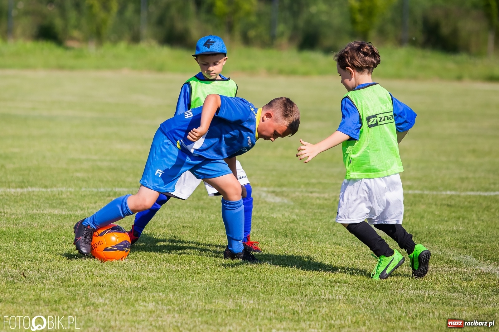 Zdjęcie w galerii na portalu naszraciborz.pl: Piłkarska walka przy Srebrnej. Stawką udział w Silesia Cup [FOTO] wiadomości z regionu