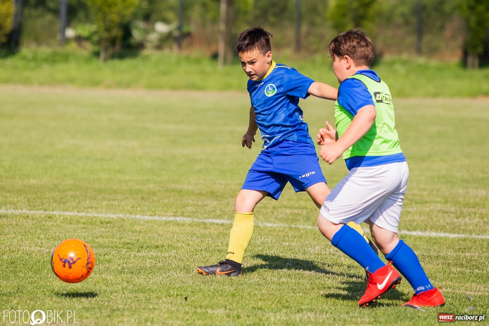 Zdjęcie w galerii na portalu naszraciborz.pl: Piłkarska walka przy Srebrnej. Stawką udział w Silesia Cup [FOTO] wiadomości z regionu