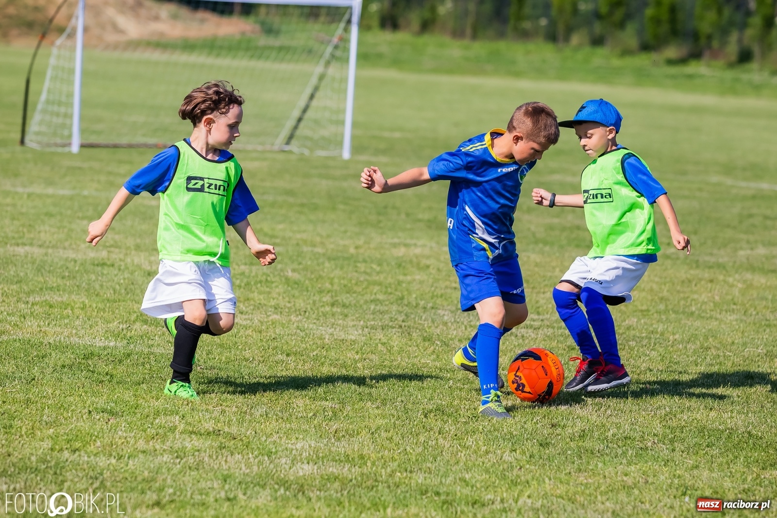 Zdjęcie w galerii na portalu naszraciborz.pl: Piłkarska walka przy Srebrnej. Stawką udział w Silesia Cup [FOTO] wiadomości z regionu
