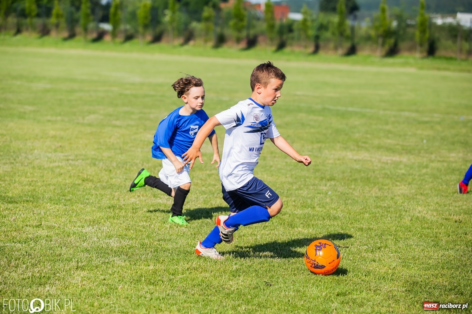 Zdjęcie w galerii na portalu naszraciborz.pl: Piłkarska walka przy Srebrnej. Stawką udział w Silesia Cup [FOTO] wiadomości z regionu