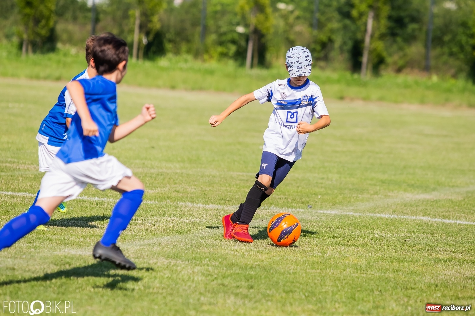 Zdjęcie w galerii na portalu naszraciborz.pl: Piłkarska walka przy Srebrnej. Stawką udział w Silesia Cup [FOTO] wiadomości z regionu