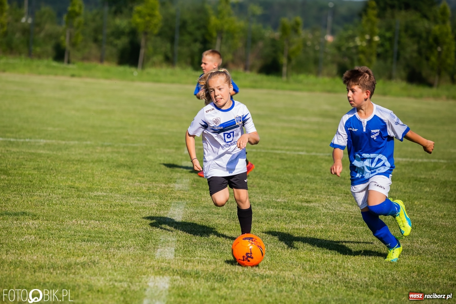 Zdjęcie w galerii na portalu naszraciborz.pl: Piłkarska walka przy Srebrnej. Stawką udział w Silesia Cup [FOTO] wiadomości z regionu