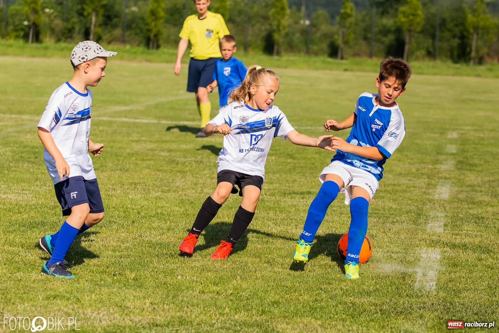 Zdjęcie w galerii na portalu naszraciborz.pl: Piłkarska walka przy Srebrnej. Stawką udział w Silesia Cup [FOTO] wiadomości z regionu