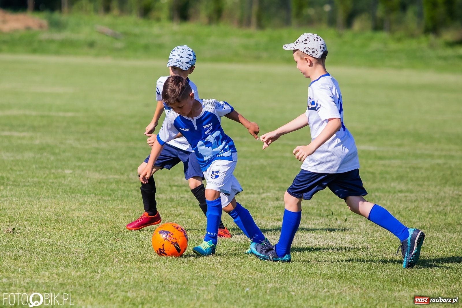 Zdjęcie w galerii na portalu naszraciborz.pl: Piłkarska walka przy Srebrnej. Stawką udział w Silesia Cup [FOTO] wiadomości z regionu