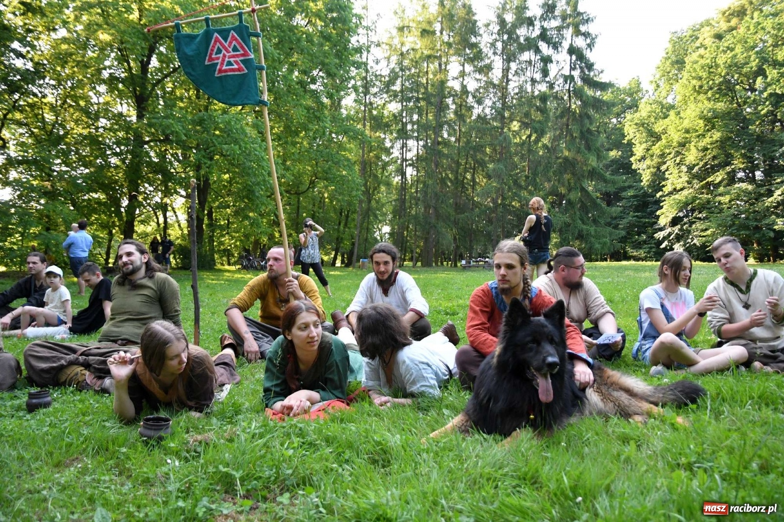 Zdjęcie w galerii na portalu naszraciborz.pl: Ruszył raciborski festiwal średniowieczny. Chrzęst broni poprzedziła poezja [FOTO i WIDEO] wiadomości z regionu
