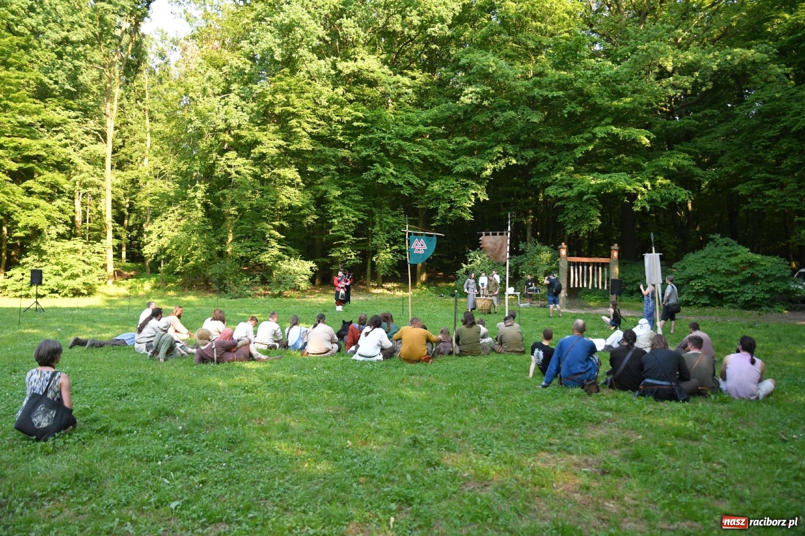 Zdjęcie w galerii na portalu naszraciborz.pl: Ruszył raciborski festiwal średniowieczny. Chrzęst broni poprzedziła poezja [FOTO i WIDEO] wiadomości z regionu
